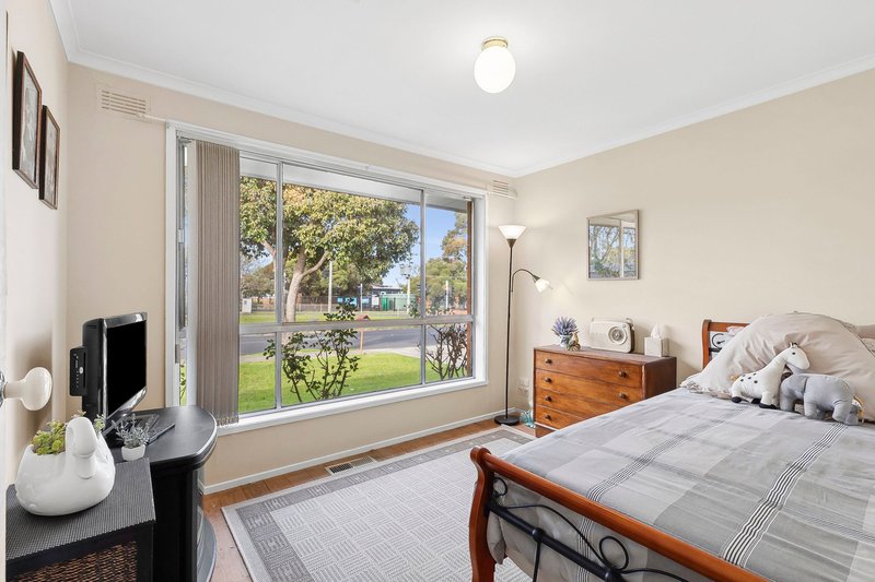 Photo - 53 Kings Road, Kings Park VIC 3021 - Image 7