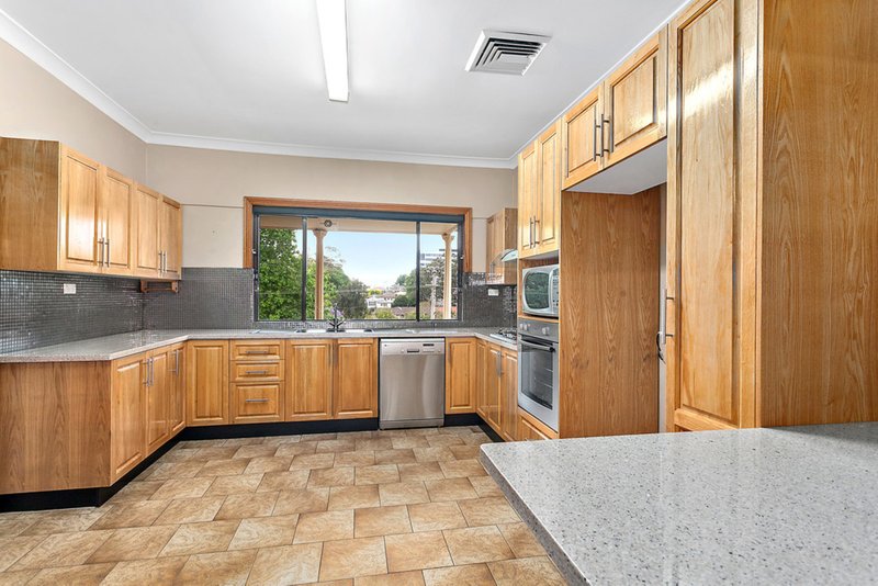 Photo - 53 Rowland Avenue, Wollongong NSW 2500 - Image 6