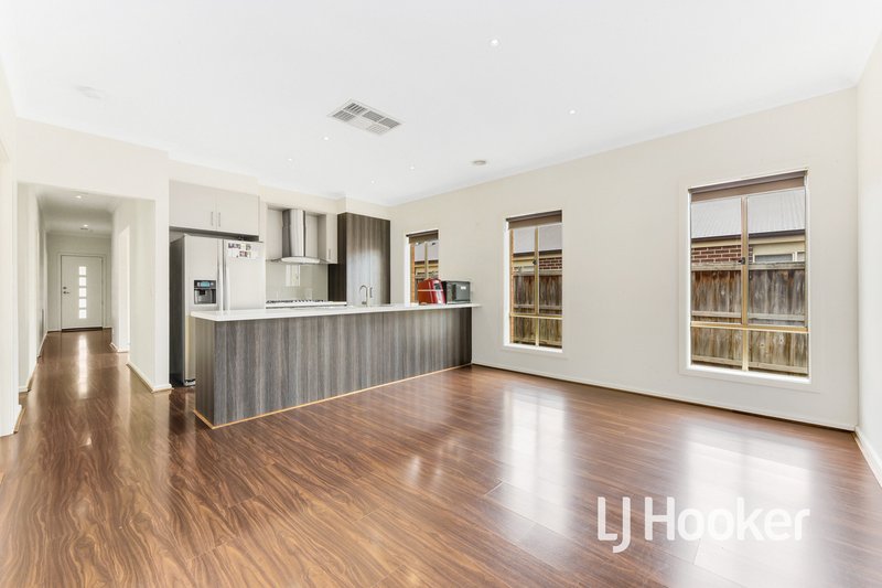 Photo - 53 Valencia Circuit, Cranbourne VIC 3977 - Image 4