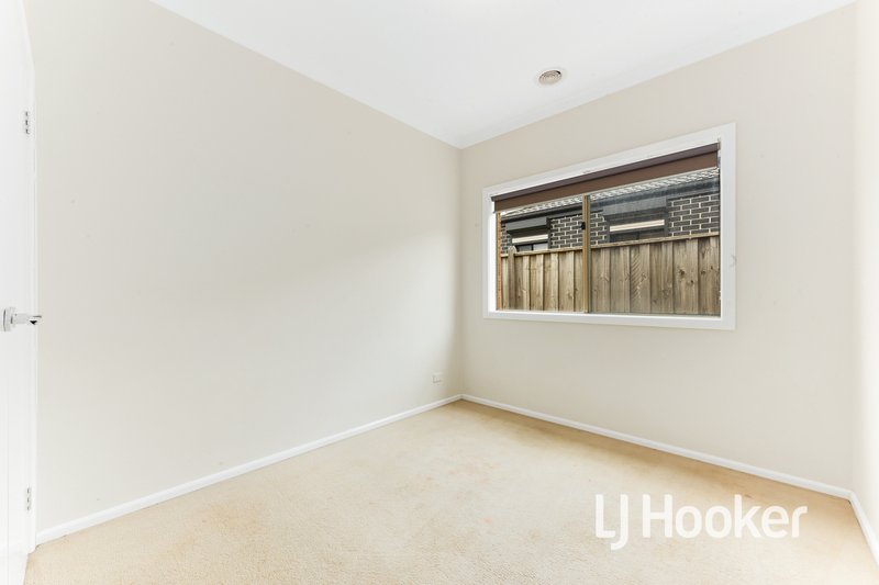 Photo - 53 Valencia Circuit, Cranbourne VIC 3977 - Image 11