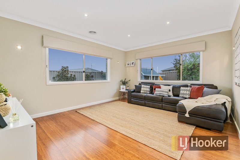 Photo - 53 Villella Drive, Pakenham VIC 3810 - Image 9