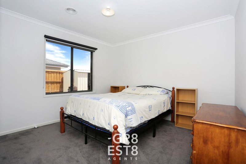 Photo - 53 Wilmington Avenue, Cranbourne West VIC 3977 - Image 7