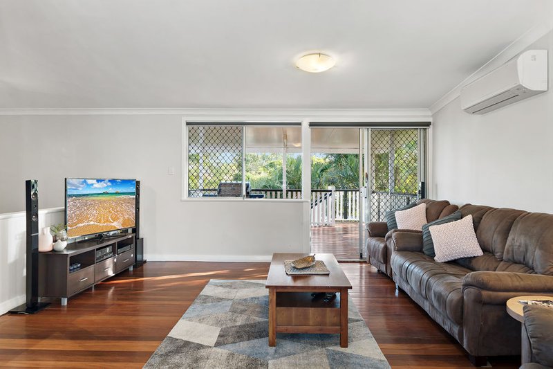 Photo - 53 Yanderra Avenue, Arana Hills QLD 4054 - Image 3