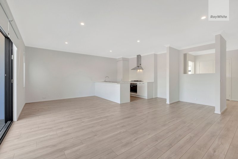 Photo - 532 Brookfield Boulevard, Mickleham VIC 3064 - Image 3