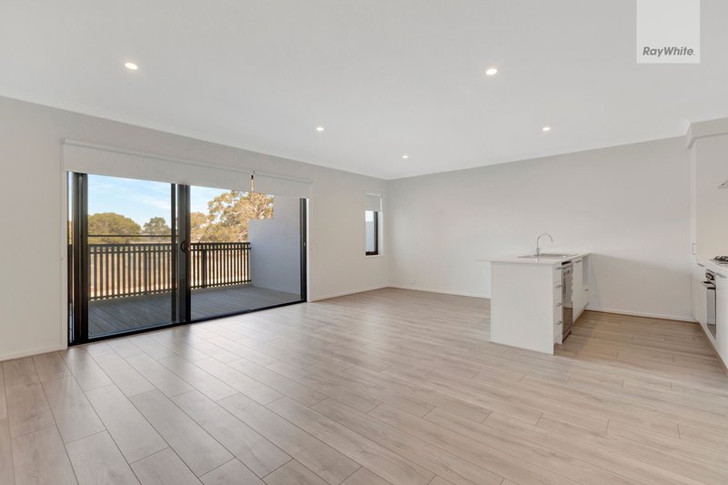 Photo - 532 Brookfield Boulevard, Mickleham VIC 3064 - Image 4