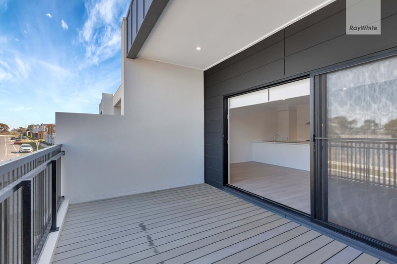 Photo - 532 Brookfield Boulevard, Mickleham VIC 3064 - Image 5