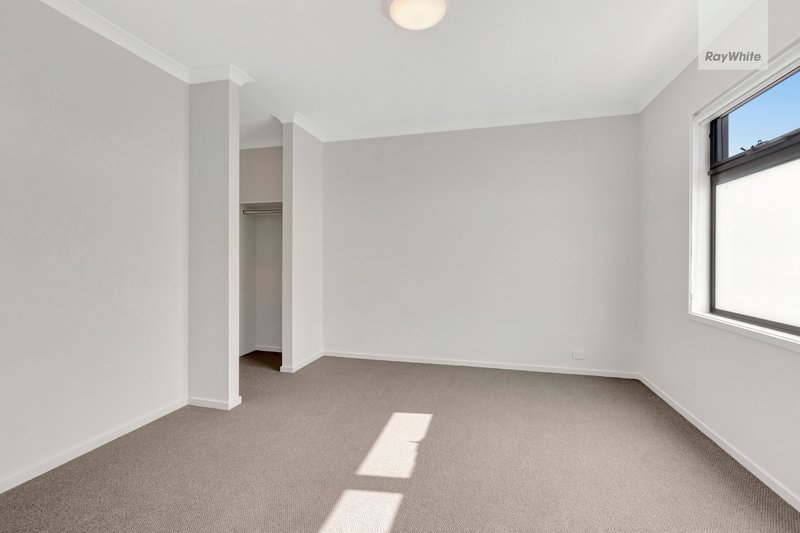 Photo - 532 Brookfield Boulevard, Mickleham VIC 3064 - Image 6