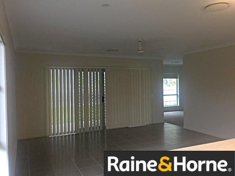 Photo - 534 Gainsborough Drive, Pimpama QLD 4209 - Image 3