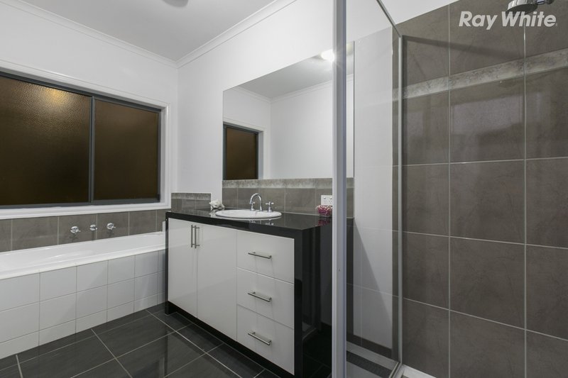 Photo - 54 Arthur Phillip Drive, Pakenham VIC 3810 - Image 12