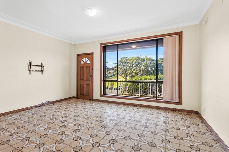 Photo - 54 Barina Avenue, Lake Heights NSW 2502 - Image 5
