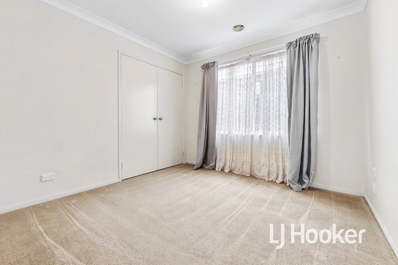 Photo - 54 Bellarine Drive, Cranbourne VIC 3977 - Image 9