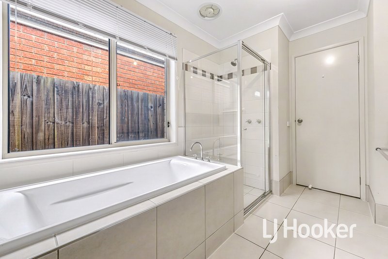 Photo - 54 Bellarine Drive, Cranbourne VIC 3977 - Image 11