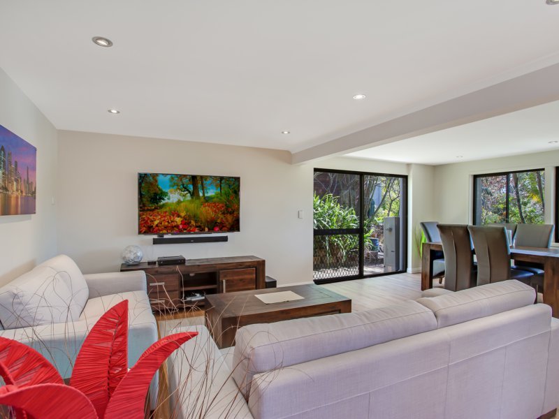 Photo - 54 Bonogin Road, Mudgeeraba QLD 4213 - Image 9