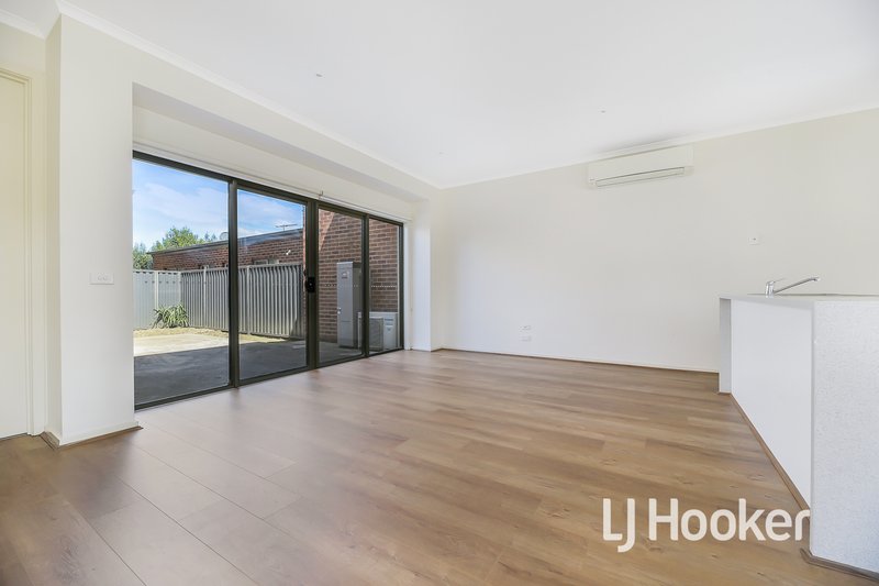 Photo - 54 Edgeware Close, Pakenham VIC 3810 - Image 7