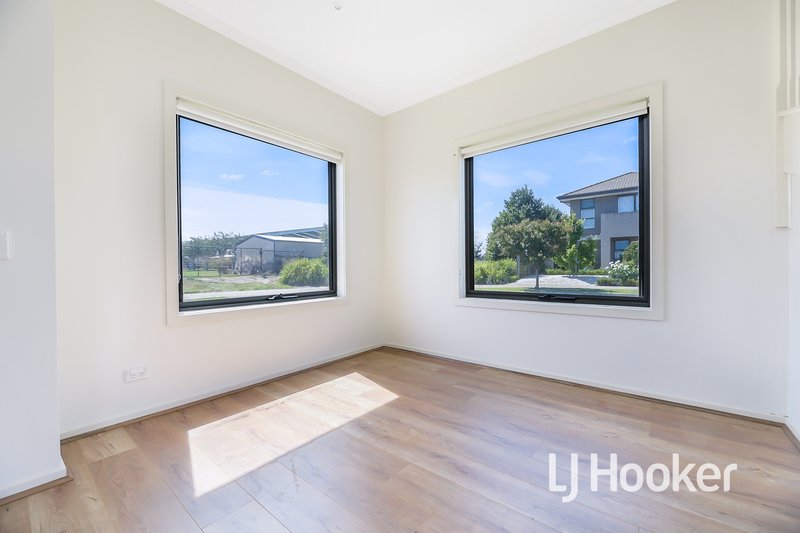 Photo - 54 Edgeware Close, Pakenham VIC 3810 - Image 8