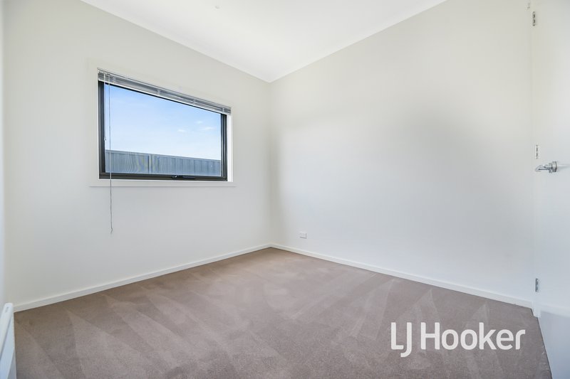 Photo - 54 Edgeware Close, Pakenham VIC 3810 - Image 14