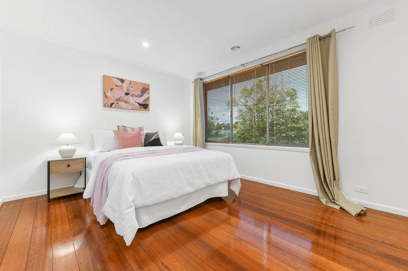 Photo - 54 Kingsclere Avenue, Keysborough VIC 3173 - Image 6