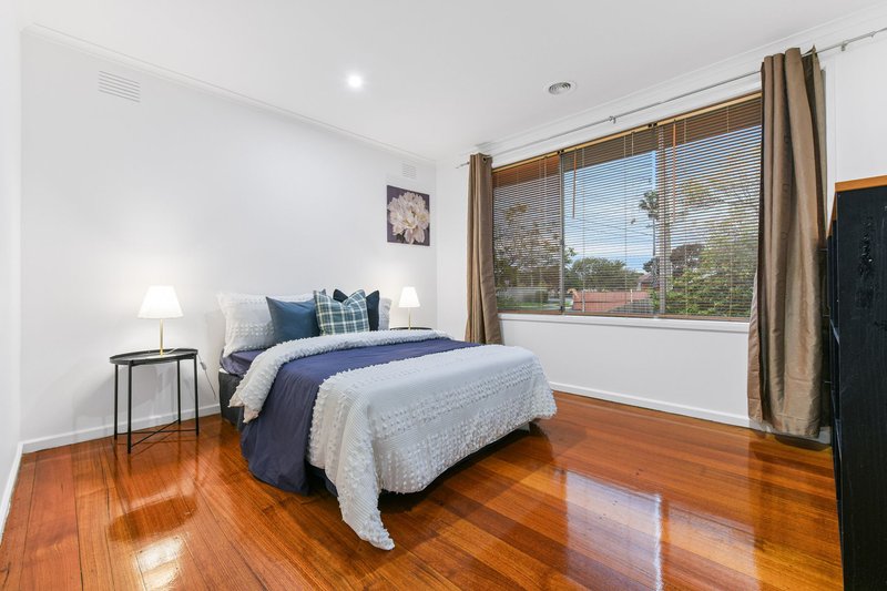 Photo - 54 Kingsclere Avenue, Keysborough VIC 3173 - Image 8