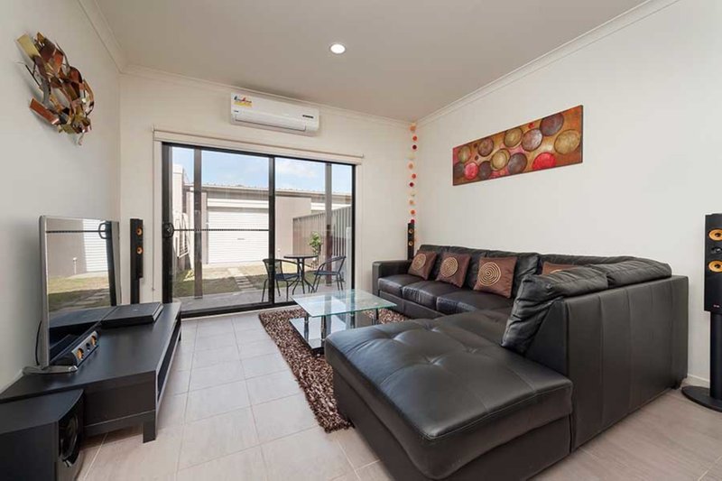 Photo - 54 Little Windrock Lane, Craigieburn VIC 3064 - Image 4