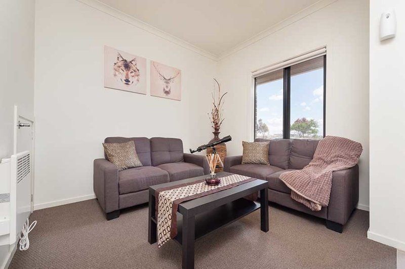 Photo - 54 Little Windrock Lane, Craigieburn VIC 3064 - Image 5