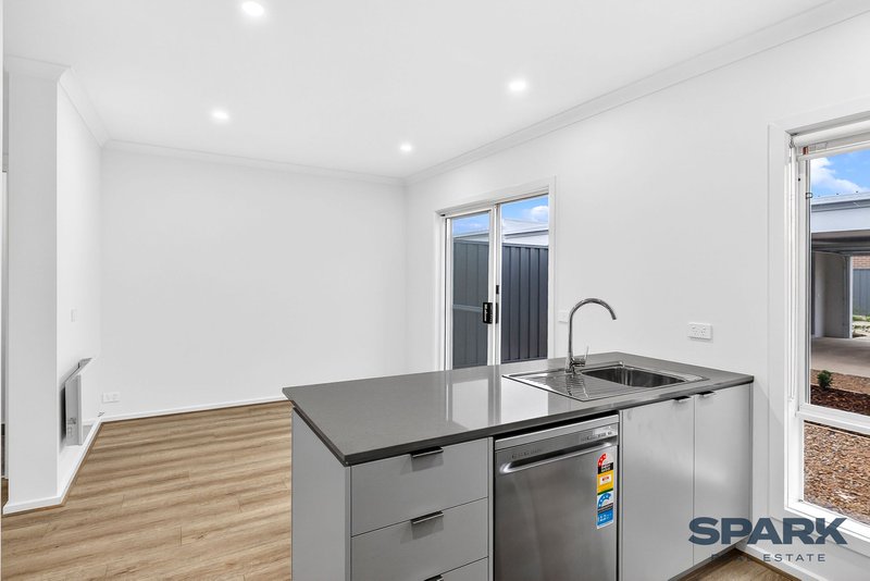 Photo - 54 Opulent Boulevard, Tarneit VIC 3029 - Image 5