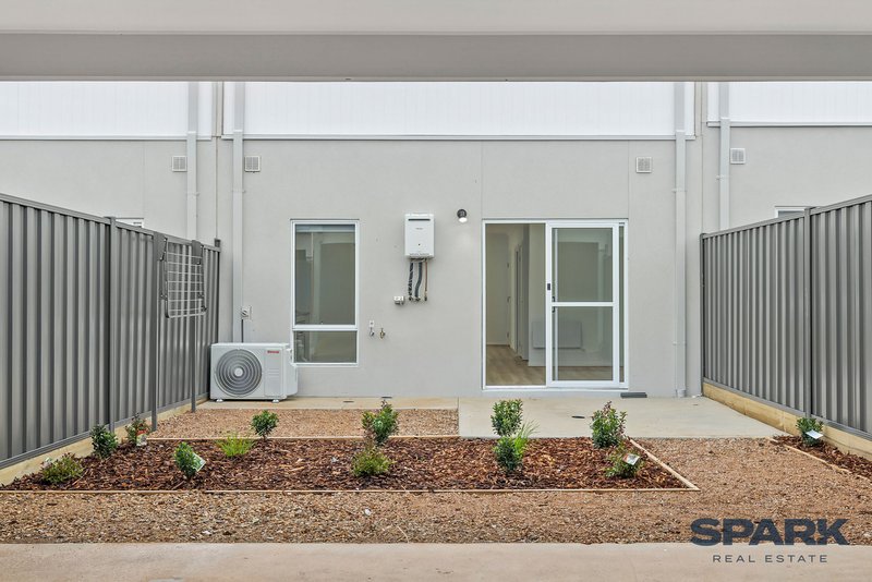 Photo - 54 Opulent Boulevard, Tarneit VIC 3029 - Image 8
