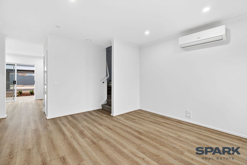 Photo - 54 Opulent Boulevard, Tarneit VIC 3029 - Image 9
