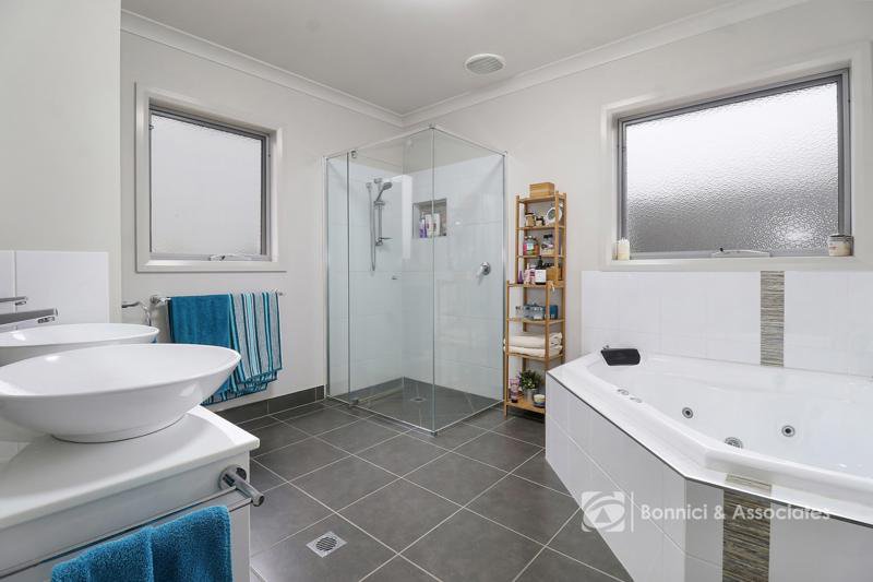 Photo - 54 Silky Oak Avenue, Wodonga VIC 3690 - Image 12