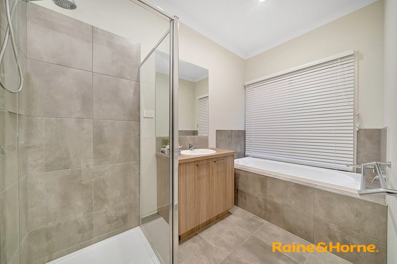 Photo - 54 Snead Boulevard, Cranbourne VIC 3977 - Image 11