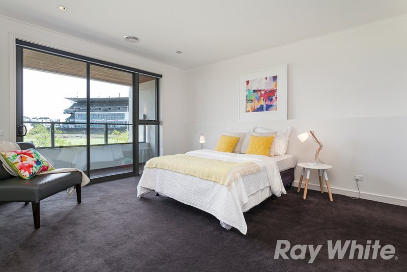 Photo - 54 Waverley Park Drive, Mulgrave VIC 3170 - Image 8