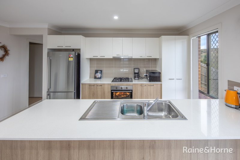 Photo - 54 Wedmore Crescent, Sunbury VIC 3429 - Image 4