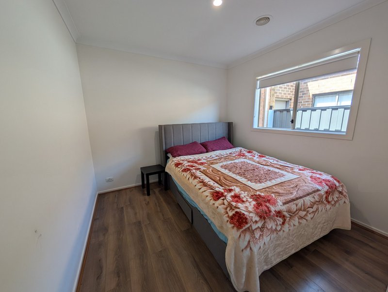 Photo - 55 Biltmore Crescent, Roxburgh Park VIC 3064 - Image 9