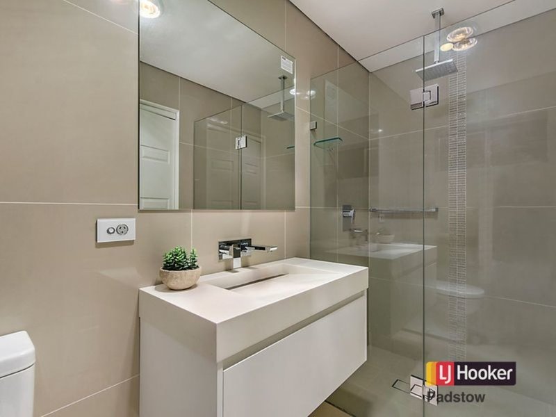 Photo - 55 Burbank Avenue, East Hills NSW 2213 - Image 7