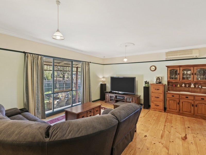 Photo - 55 Cambridge Road, Mooroolbark VIC 3138 - Image 3