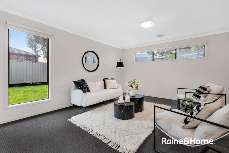 Photo - 55 Challenger Circuit, Cranbourne East VIC 3977 - Image 4