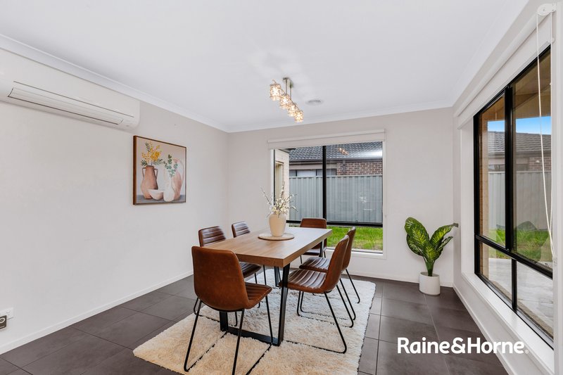 Photo - 55 Challenger Circuit, Cranbourne East VIC 3977 - Image 6