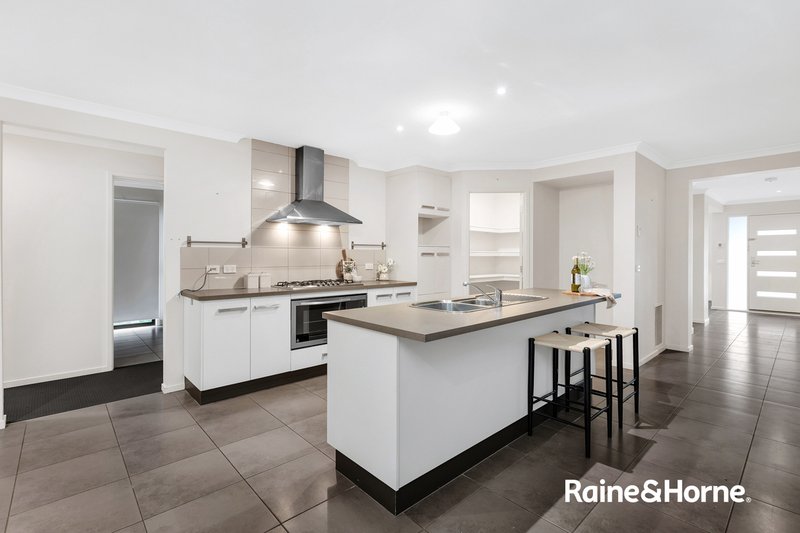 Photo - 55 Challenger Circuit, Cranbourne East VIC 3977 - Image 8