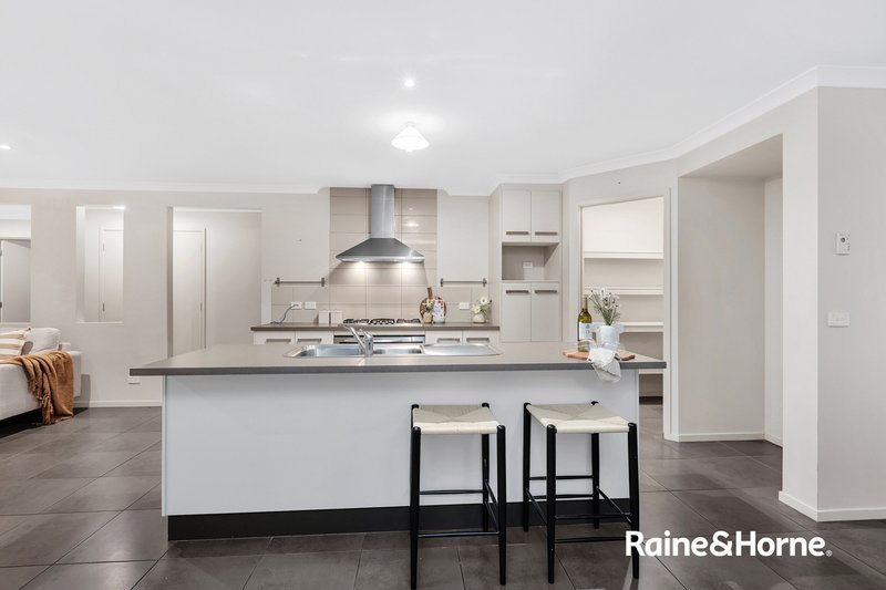 Photo - 55 Challenger Circuit, Cranbourne East VIC 3977 - Image 9