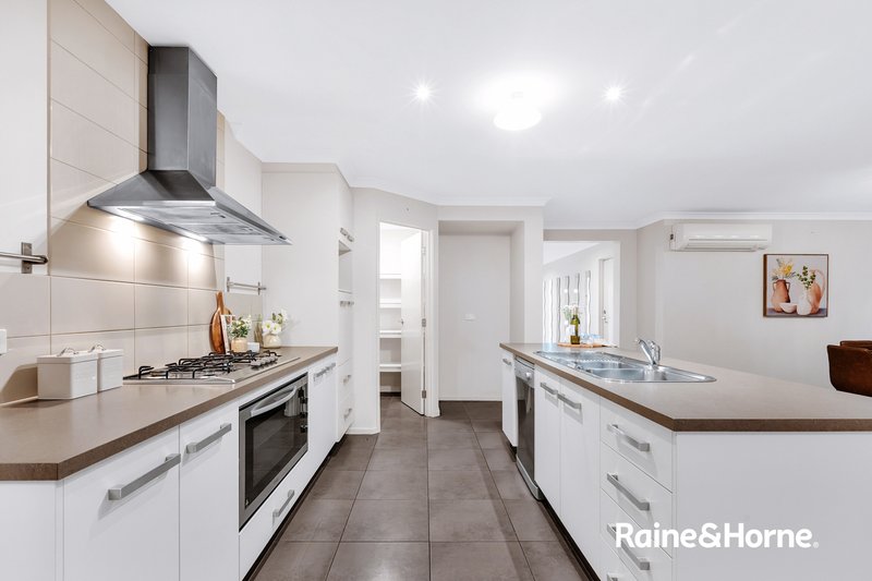 Photo - 55 Challenger Circuit, Cranbourne East VIC 3977 - Image 10