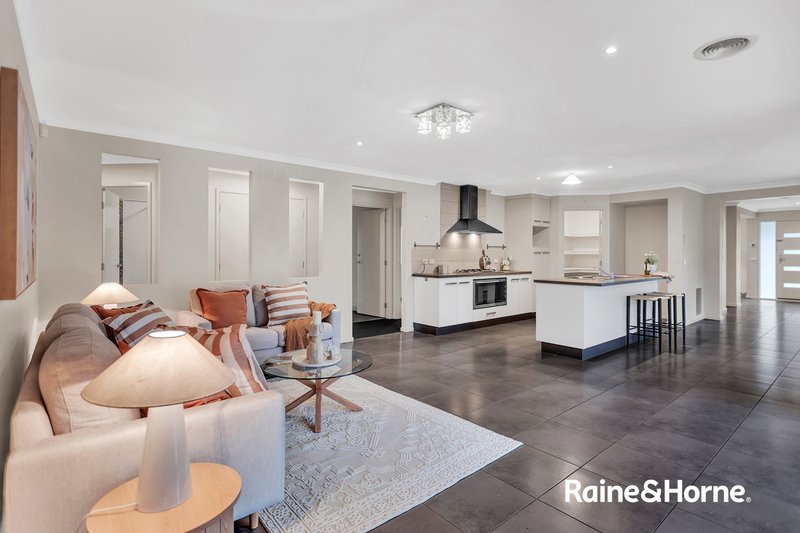Photo - 55 Challenger Circuit, Cranbourne East VIC 3977 - Image 11