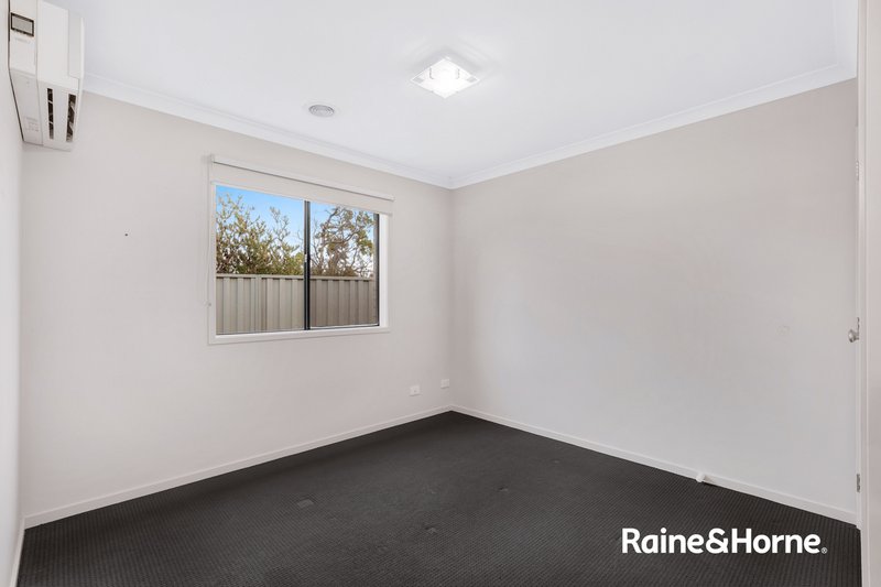 Photo - 55 Challenger Circuit, Cranbourne East VIC 3977 - Image 13