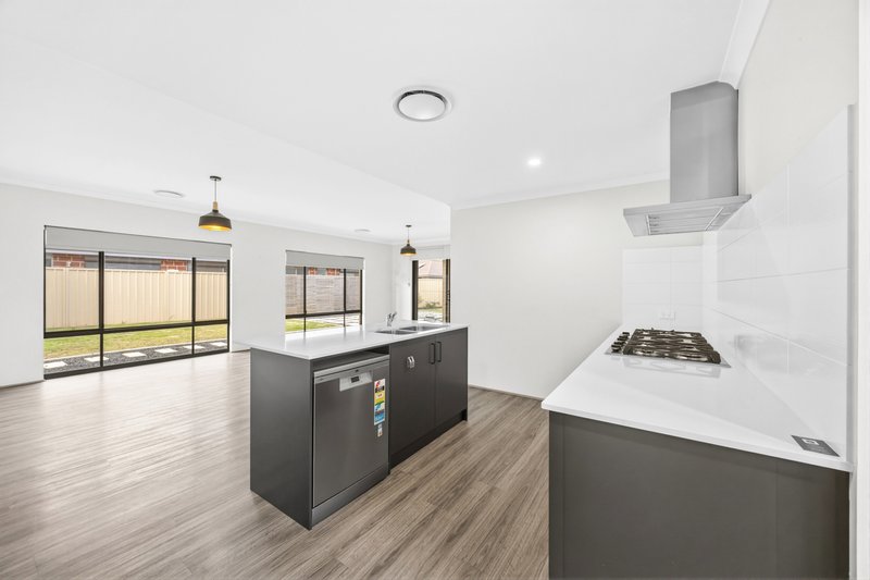 Photo - 55 Hazelgrove Crescent, Millbridge WA 6232 - Image 6