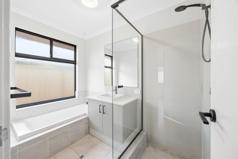 Photo - 55 Hazelgrove Crescent, Millbridge WA 6232 - Image 15