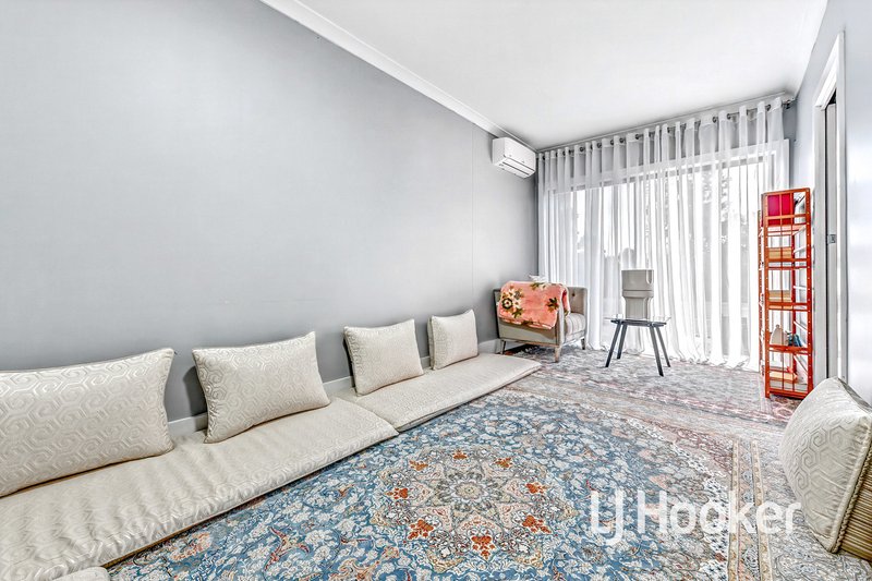 Photo - 55 Morningside Boulevard, Cranbourne West VIC 3977 - Image 7