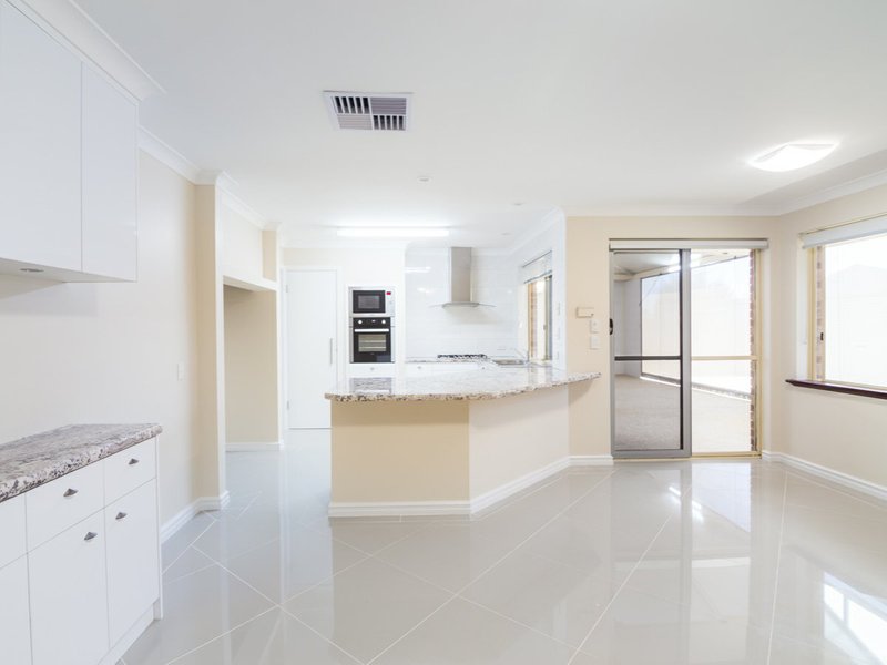 Photo - 55 Ningaloo Way, Thornlie WA 6108 - Image 7