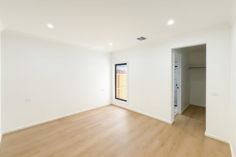 Photo - 55 Pobblebonk Crescent, Clyde North VIC 3978 - Image 3