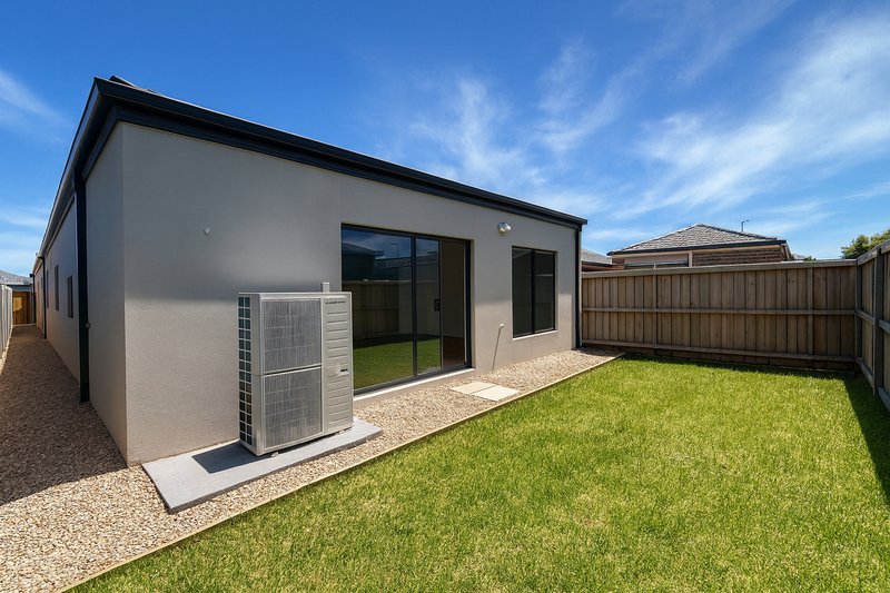 Photo - 55 Pobblebonk Crescent, Clyde North VIC 3978 - Image 7