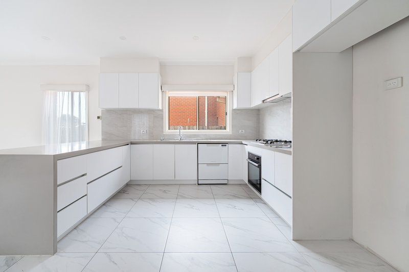 Photo - 55 Santa Cruz Boulevard, Roxburgh Park VIC 3064 - Image 5