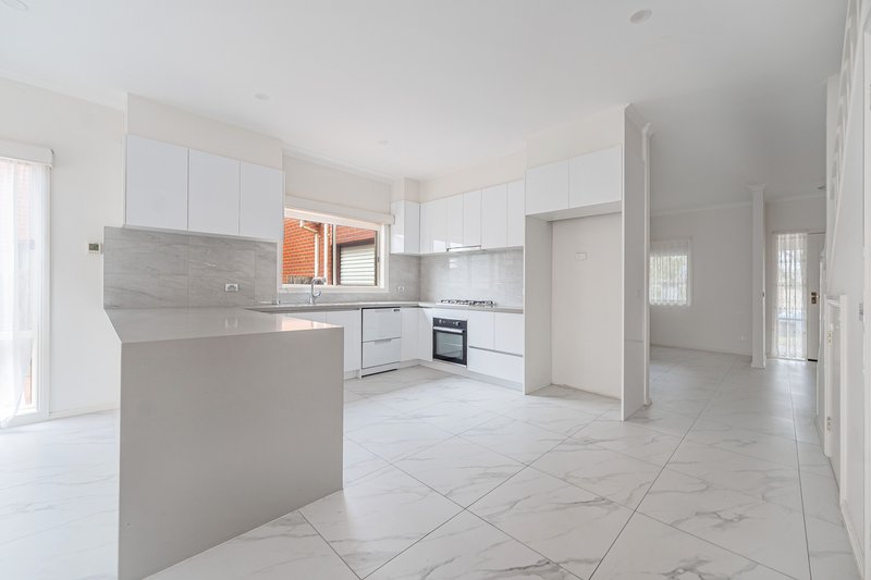Photo - 55 Santa Cruz Boulevard, Roxburgh Park VIC 3064 - Image 6