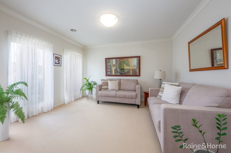 Photo - 55 Sorbonne Drive, Sunbury VIC 3429 - Image 4